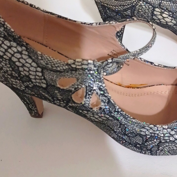 Cambridge Select, size 9, black and silver heels - Picture 2 of 5